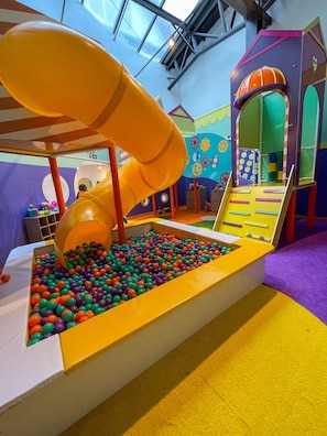 Zona de jocs infantil: coberta
