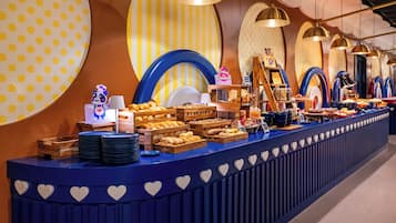 Free daily buffet breakfast
