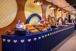 Her gün ücretsiz açık büfe kahvaltı