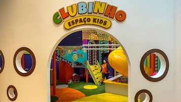 Área de juegos infantiles bajo techo
