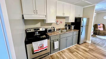 Een koelkast, een oven, een kookplaat, een koffiezetapparaat/waterkoker