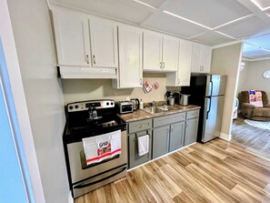 Fridge, oven, stovetop, coffee/tea maker