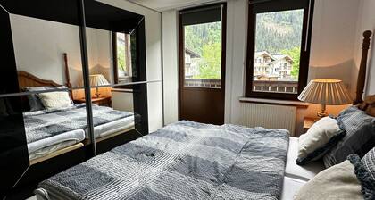 5 minutes walk to cable car! Family size Apartment at super location.