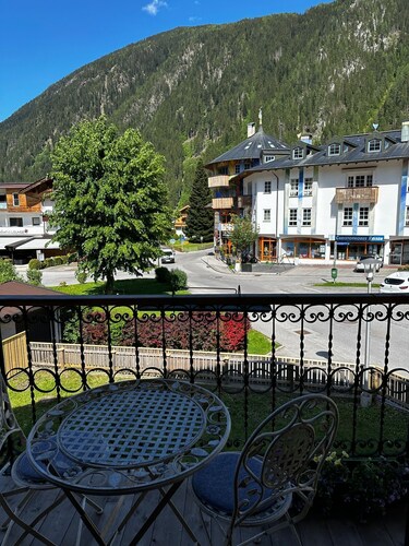 5 minutes walk to cable car! Family size Apartment at super location.
