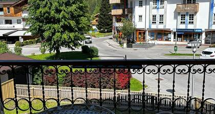 5 minutes walk to cable car! Family size Apartment at super location.