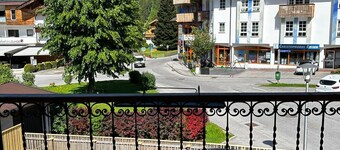 5 minutes walk to cable car! Family size Apartment at super location.