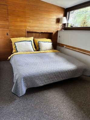 3 bedrooms, iron/ironing board, free WiFi, bed sheets - 5 minutes walk to cable car! Family size Apartment at super location. (Mayrhofen)