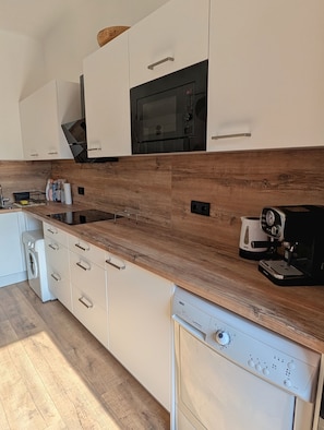 Micro-ondes, four, plaque de cuisson, lave-vaisselle