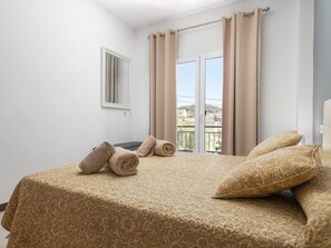 3 bedrooms, iron/ironing board, Internet, bed sheets