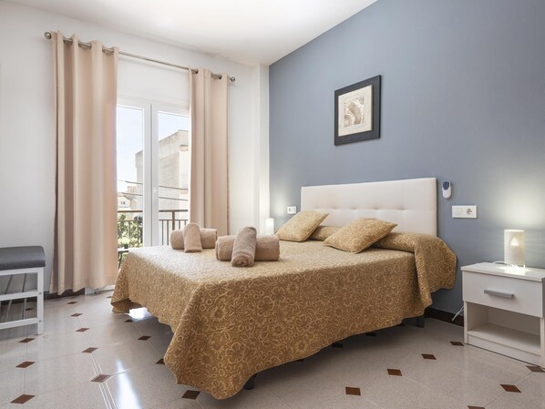 3 bedrooms, iron/ironing board, internet, bed sheets