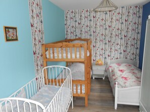 4 bedrooms, iron/ironing board