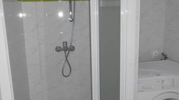 Een douche, een haardroger, zeep