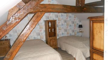 4 Schlafzimmer, Bügeleisen/Bügelbrett