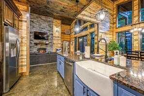 Køleskab, mikrobølgeovn, ovn, kogeplade