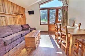 Living area - 150m from resort center, 7th floor, balcony, ski locker, 31m², La Tania (Courchevel)