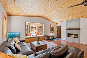 تلفزيون ذكي، مدفأة، ألعاب فيديو، كرة قدم الطاولة