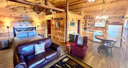 Best Catch #49 Cabin in town, walking distance to the courthouse square.