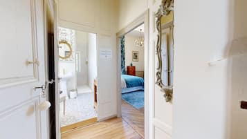 5 habitaciones, tabla de planchar con plancha, cuna de viaje y wifi