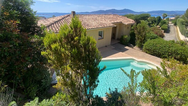 A house with a swimming pool, surrounded by greenery and a clear view of the sea. - Maison en Bord de mer - Casa L'albitronu (Pietrosella)