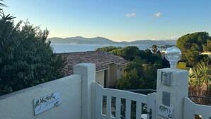 A coastal property with a white gate, a sign reading 'J. Albuert,' and a view of the sea and mountains. - Maison en Bord de mer - Casa L'albitronu (Pietrosella)