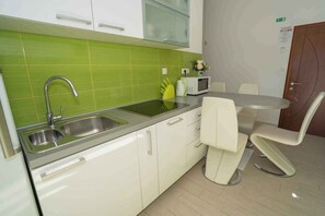 Kjøleskap, mikrobølgeovn, kokeplater og oppvaskmaskin