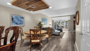 コンドミニアム ベッド (複数台) パティオ (Beachwalk Villas 5052) | 内装