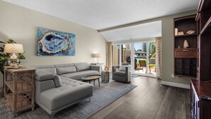 コンドミニアム ベッド (複数台) パティオ (Beachwalk Villas 5052) | リビング エリア