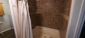 Baignoire à remous, séchoir à cheveux, serviettes fournies