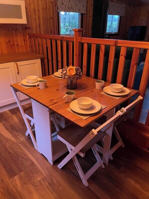 Chalet rustique, 2 chambres, terrasse | Restauration