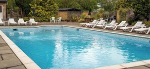 Chalet rustique, 2 chambres, terrasse | Piscine | Piscine extérieure
