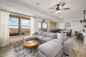 Smart TV, fireplace, table football - Panoramic Lake Views with Private Hot Tub + Pools (Branson)