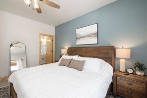 4 Schlafzimmer, Schreibtisch, Bügeleisen/Bügelbrett, Reisekinderbett