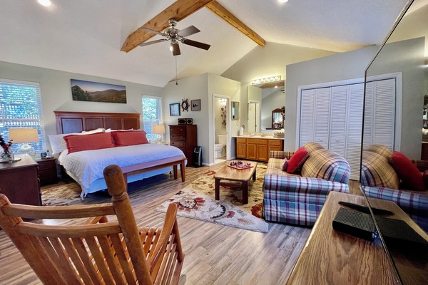 5 bedrooms, desk, iron/ironing board, WiFi