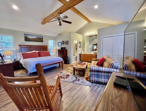 Cozy Mountain Cabin in Peaceful Setting /Near Hiking, Biking & Beech Mtn Resort