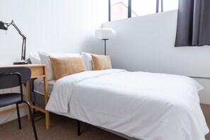 1 habitación, escritorio, tabla de planchar con plancha y internet 