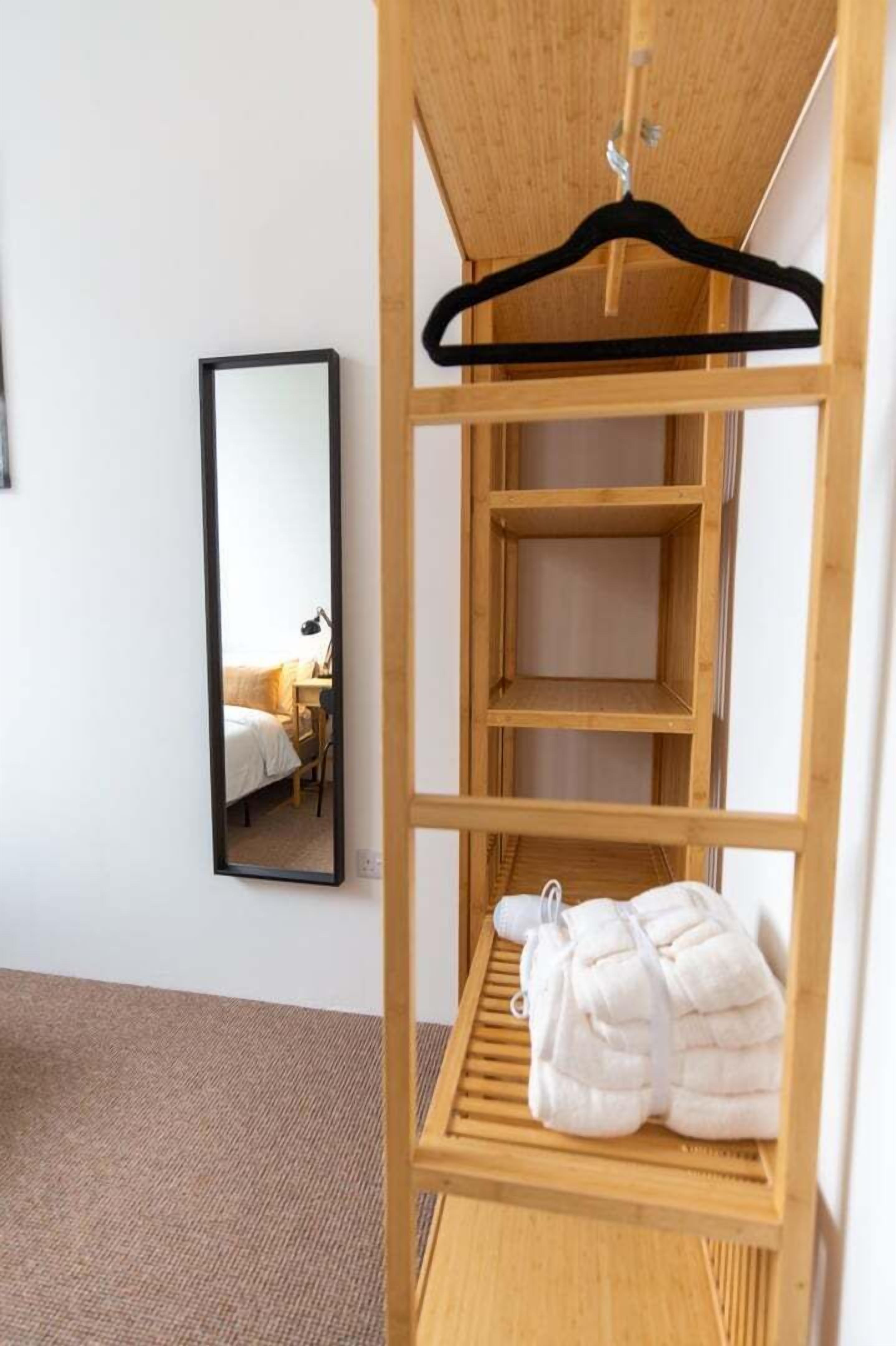 1 soverom, skrivebord, strykejern/-brett og internettilgang