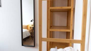 1 soverom, skrivebord, strykejern/-brett og internettilgang