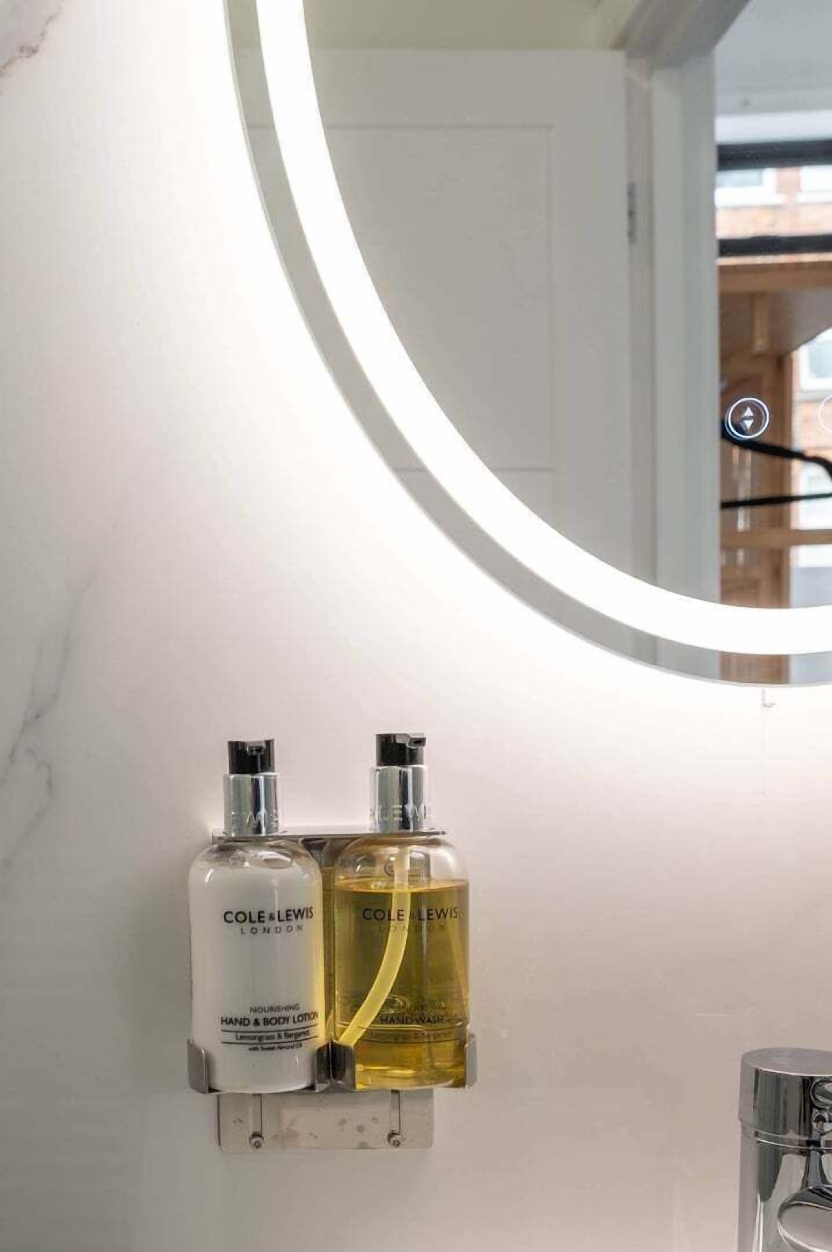 Dusj, hårføner og håndklær