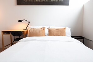 1 dormitorio, escritorio, tabla de planchar con plancha y Internet