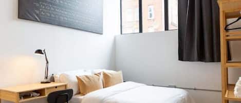 1 habitación, escritorio, tabla de planchar con plancha y internet