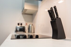 Frigorífico, microondas, horno y cafetera o tetera