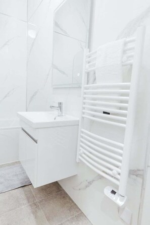 Douche, sèche-cheveux, serviettes fournies