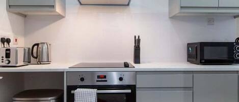 Refrigerador, microondas, horno y cafetera y tetera