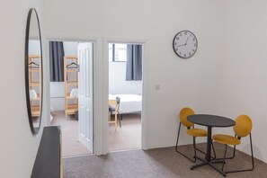 1 sovrum, skrivbord, internet och sängkläder