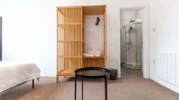 1 bedroom, desk, iron/ironing board, internet