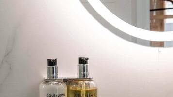 Dusj, hårføner og håndklær