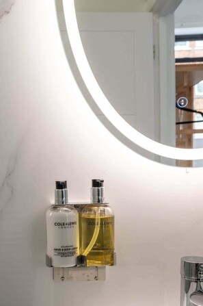 Shower, hair dryer, towels - Cozy retreat in North London (London)