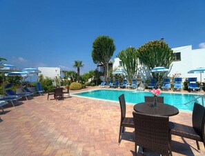 Utomhuspool och uppvärmd pool