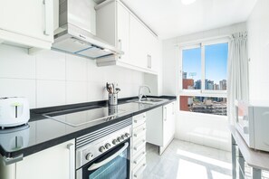 Geladeira, micro-ondas, fogão, cooktop