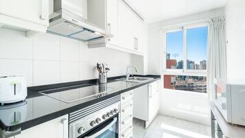 Refrigerador, microondas, horno y parrilla de estufa